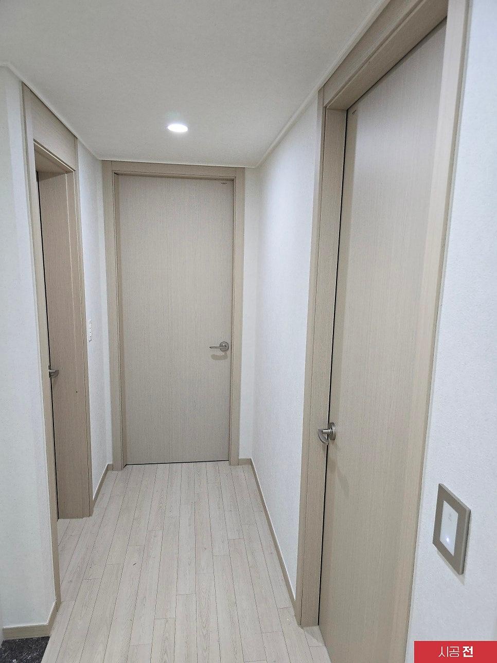베이지색 도어와 LED 조명이 있는 시공 전 복도