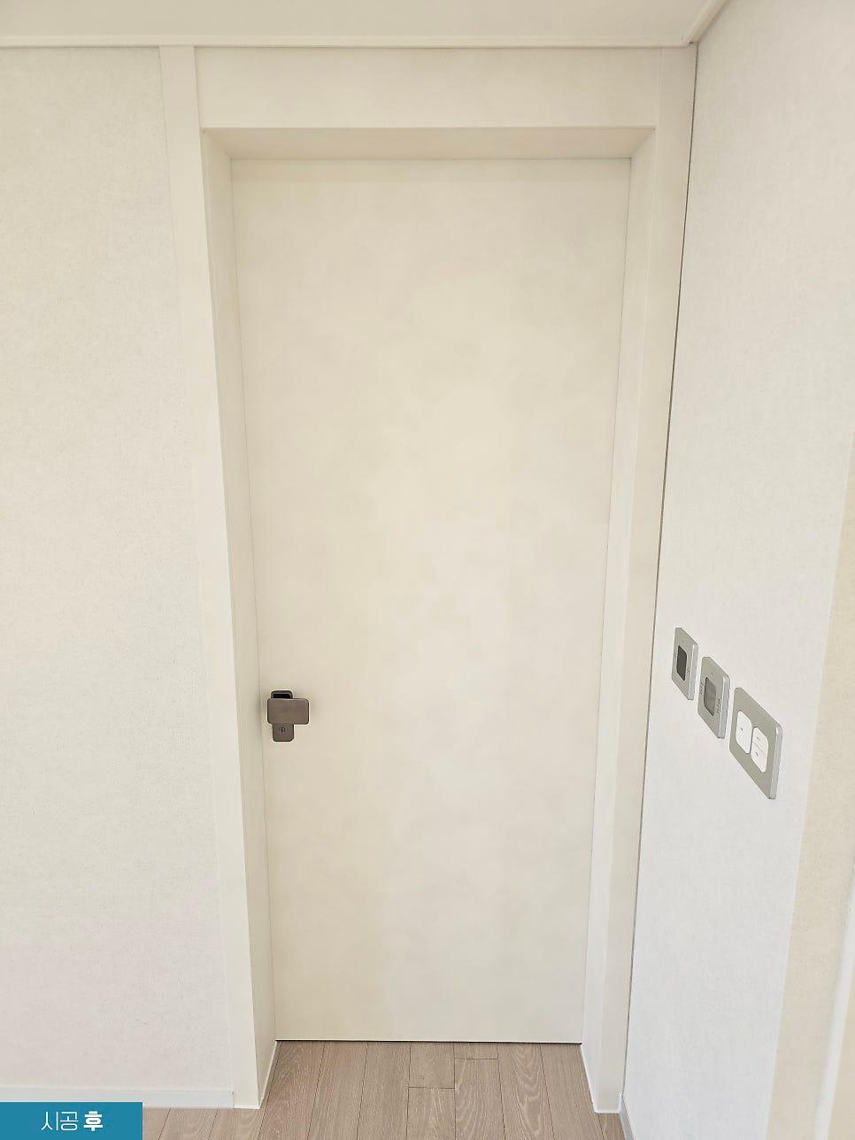 필름 마감이 완료된 여닫이 도어 상부