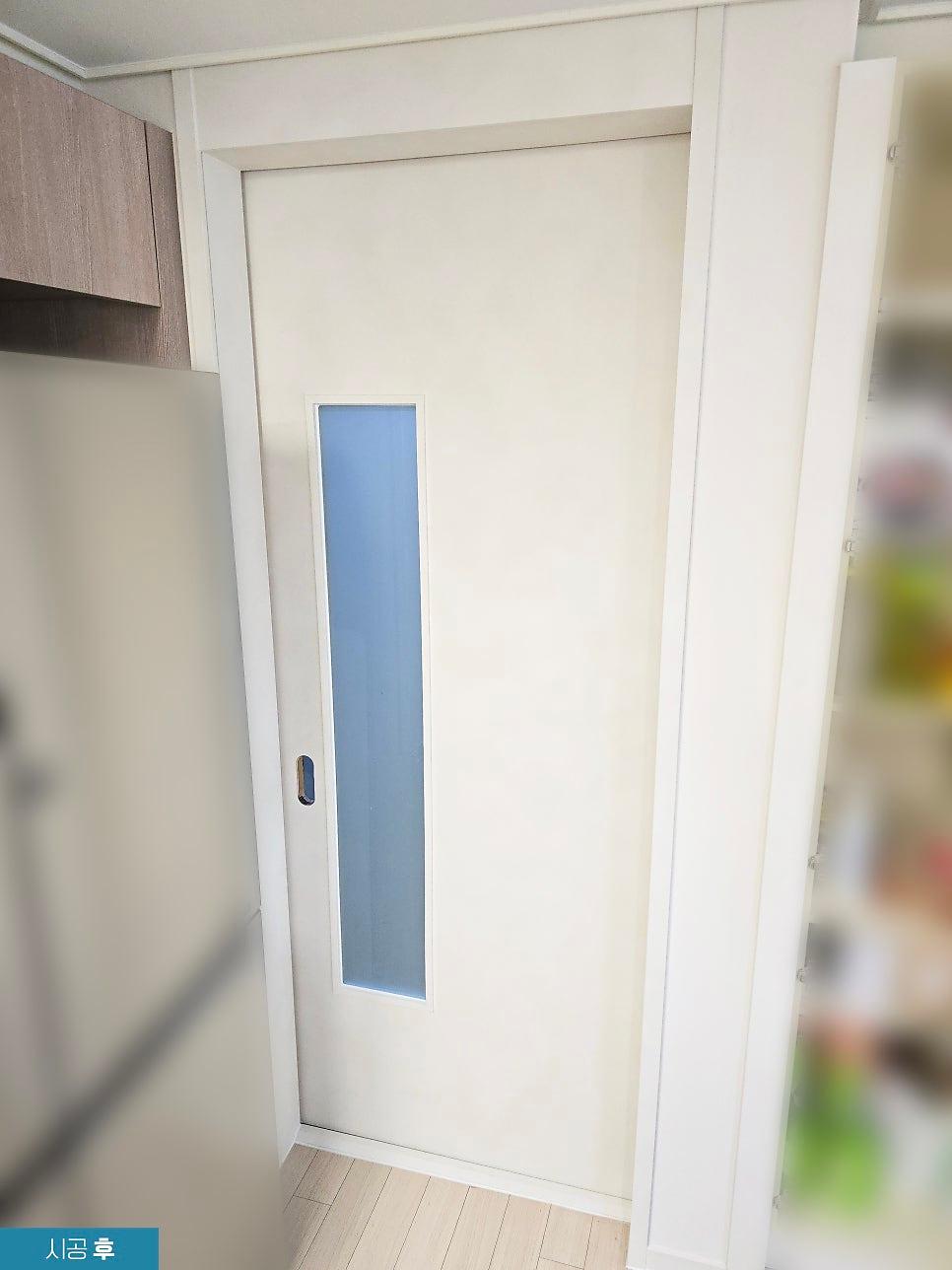 도어 프레임과 유리 패널의 접합부