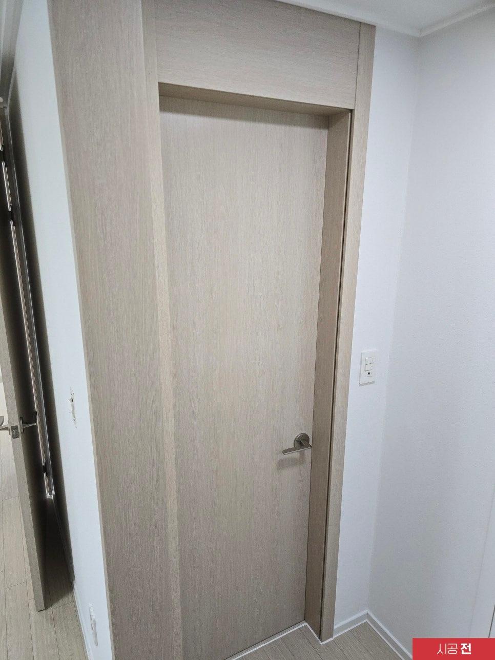 시공 전 도어 프레임과 상부 모습