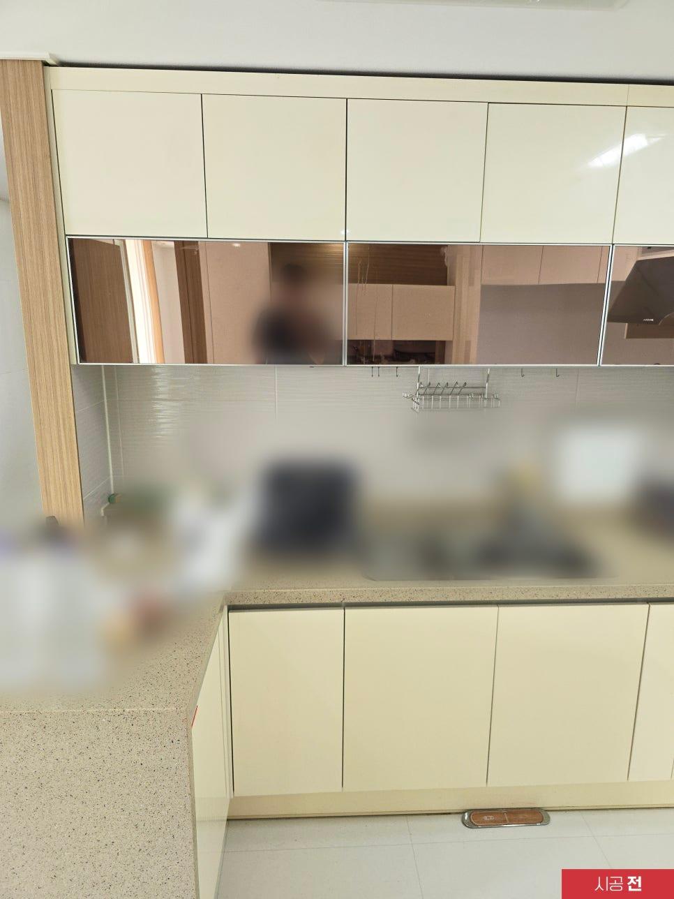 변색이 진행된 주방 상하부 수납장 근접 모습