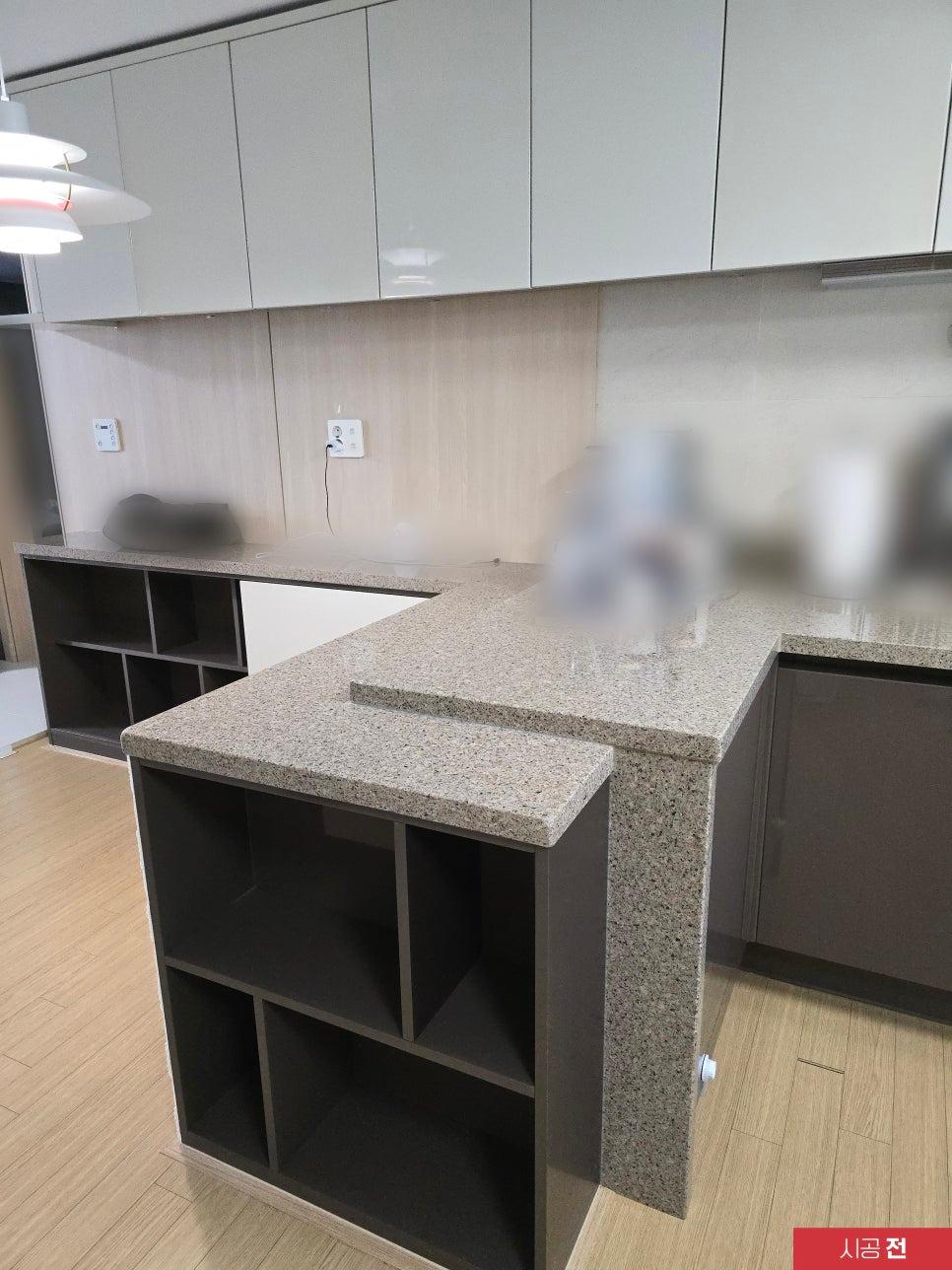 상하부 수납장과 아일랜드가 보이는 시공 전 주방