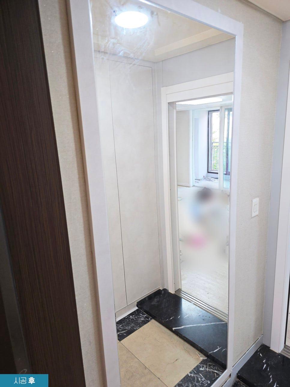 매끄럽게 마감된 수납장 패널