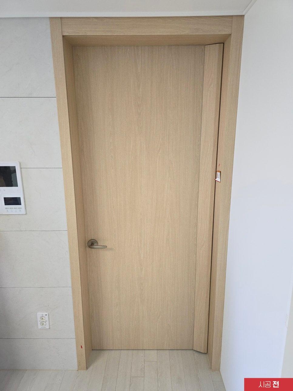 시공 전 우드톤이 드러난 도어 상부