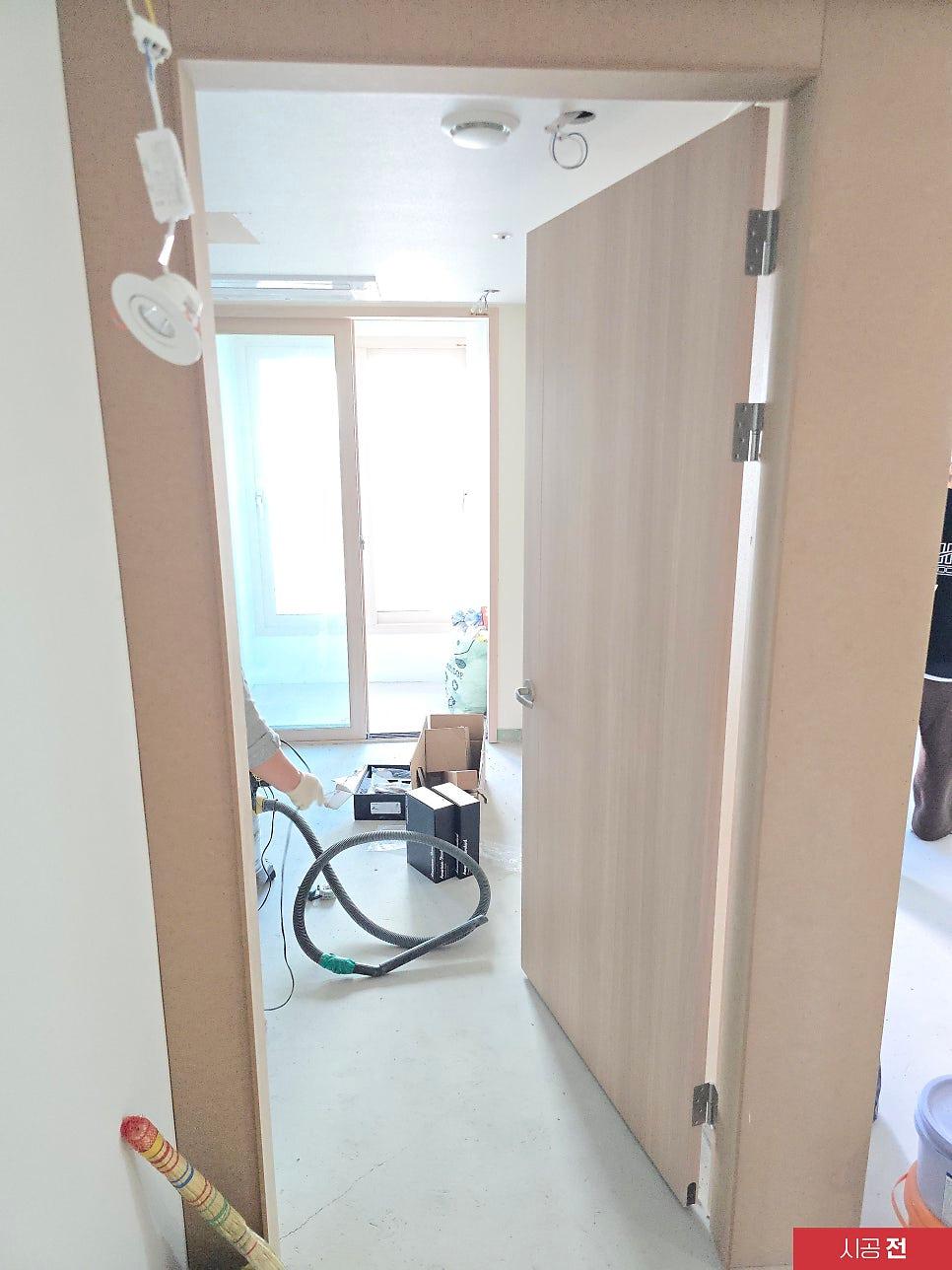 전기 장치가 부착된 공사 중인 복도
