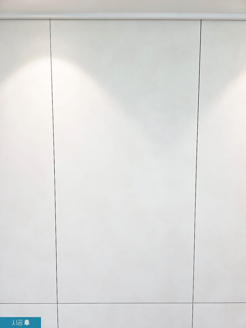 세로 선이 뚜렷하게 마감된 벽면 디테일