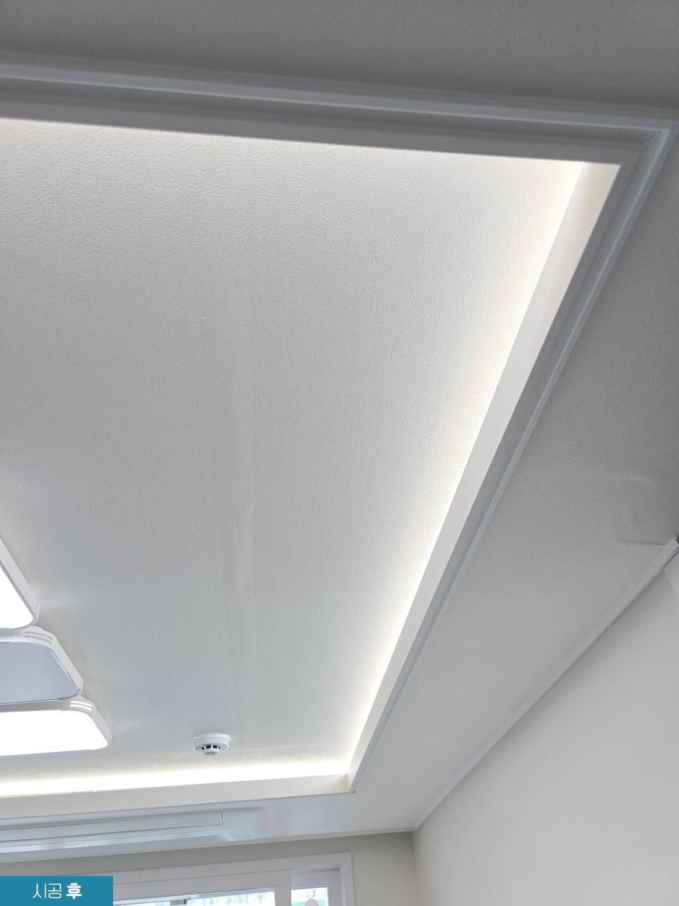 화이트로 마감된 우물천장 라인과 LED 조명