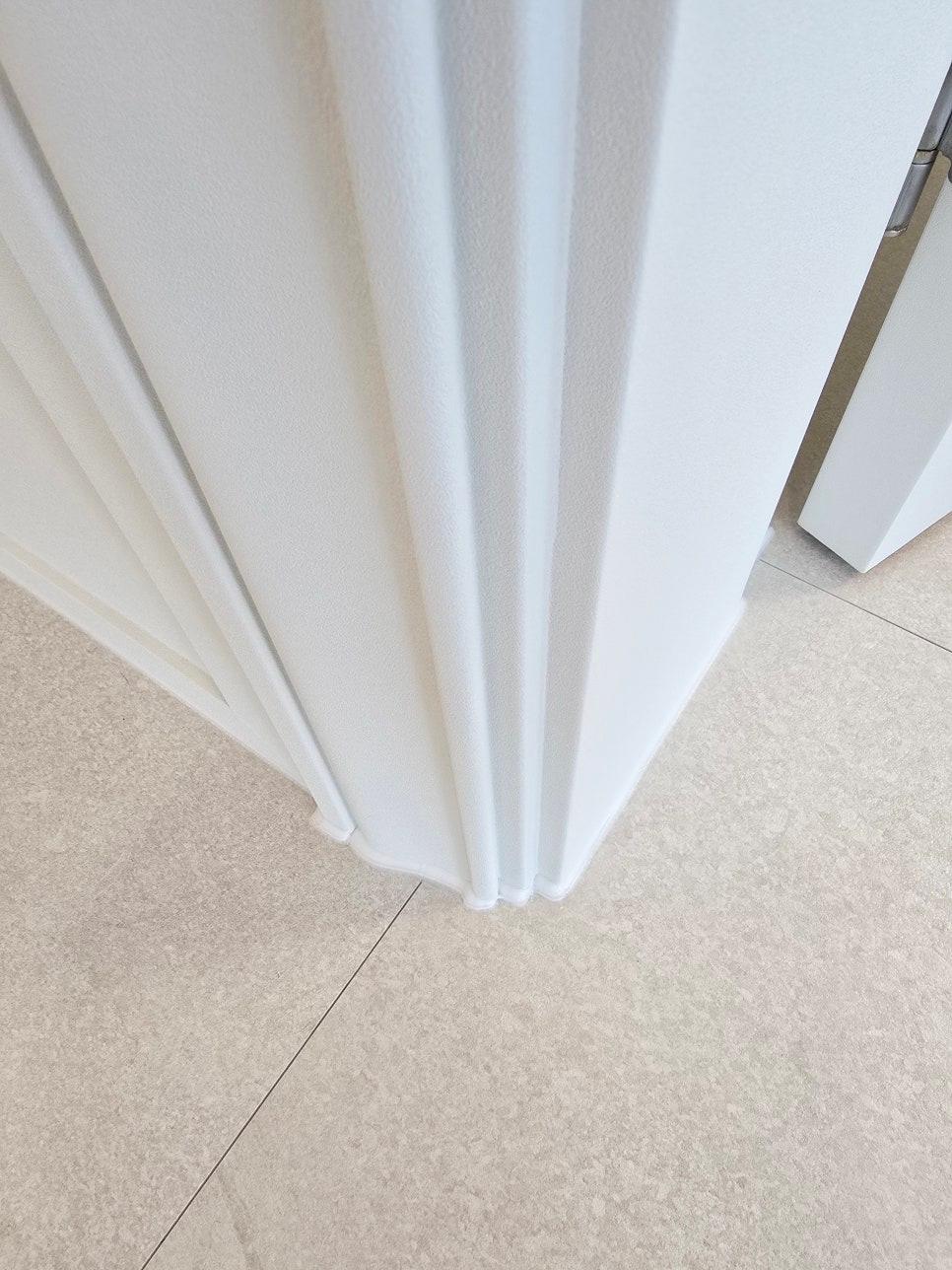 문틀과 바닥 타일 접합부의 세부 마감 과정