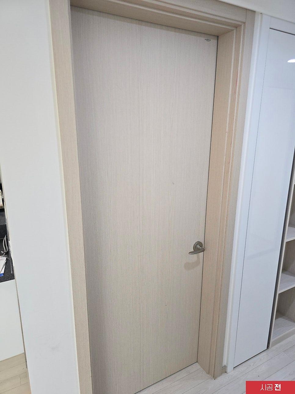 시공 전 도어 프레임과 문짝 상부의 모습
