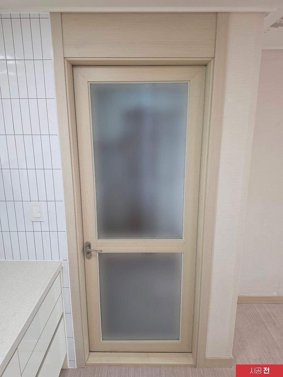 새로운 도배를 기다리는 깔끔한 걸레받이