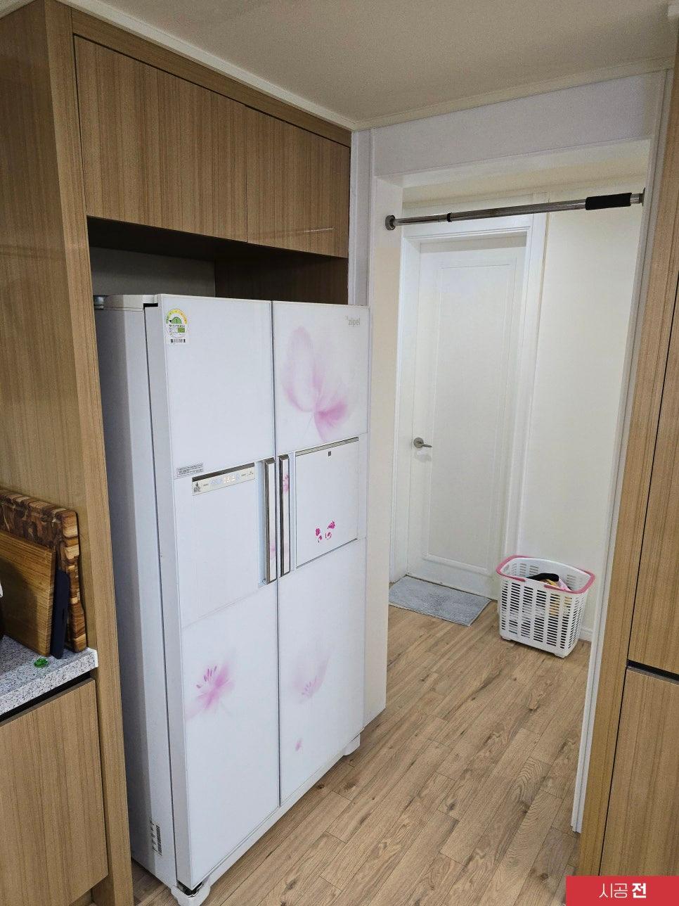 시트지 제거를 앞둔 시공 전 수납장과 바닥