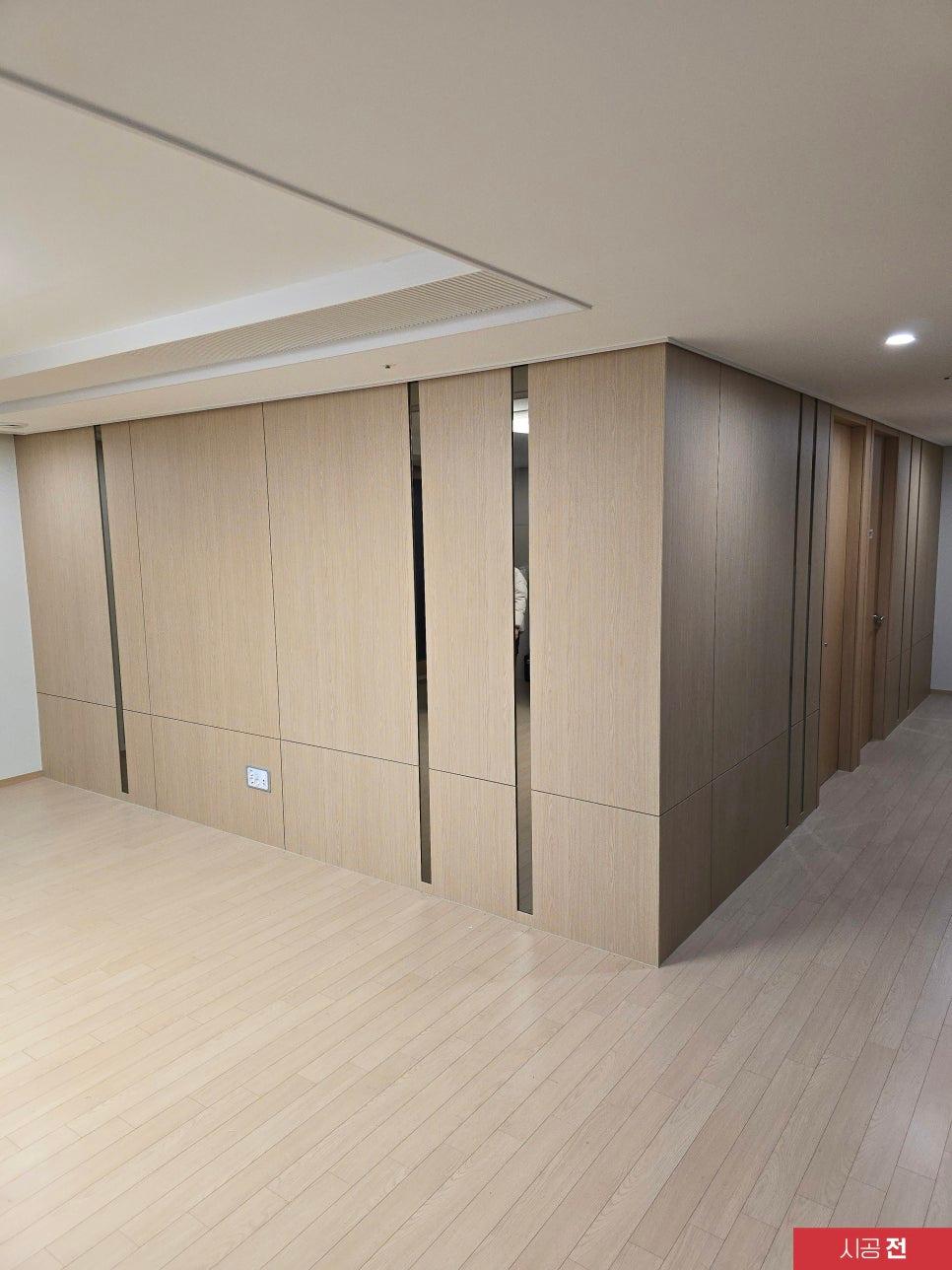 우드 패널로 마감된 복도 벽면