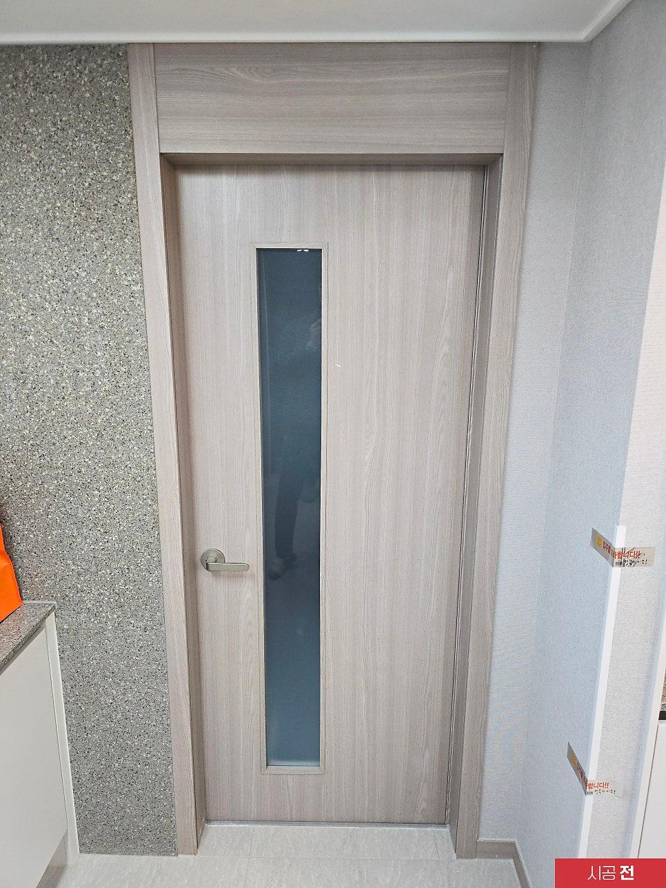 시공 전 유리 패널이 포함된 도어 상부