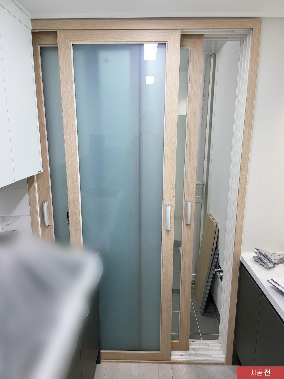 어두운 프레임의 슬라이딩 도어 시공 전