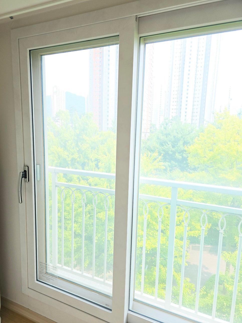 발코니 난간이 보이는 실내 창호 시공 과정
