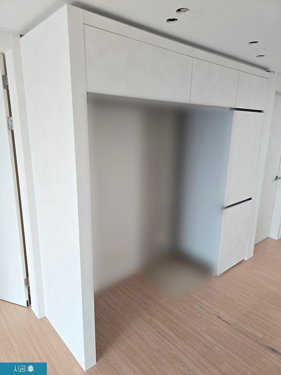 밝은 크림색으로 리폼된 도어와 수납장
