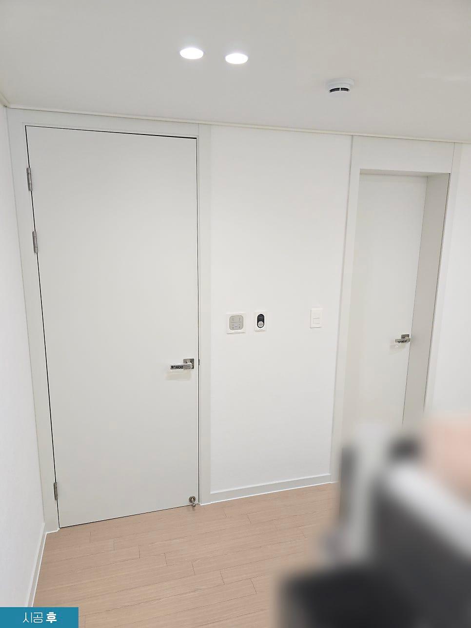 바닥면과 문틀의 접합부를 작업하는 과정