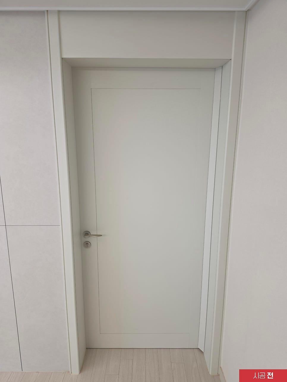 세심한 손길이 필요한 문틀 작업 디테일