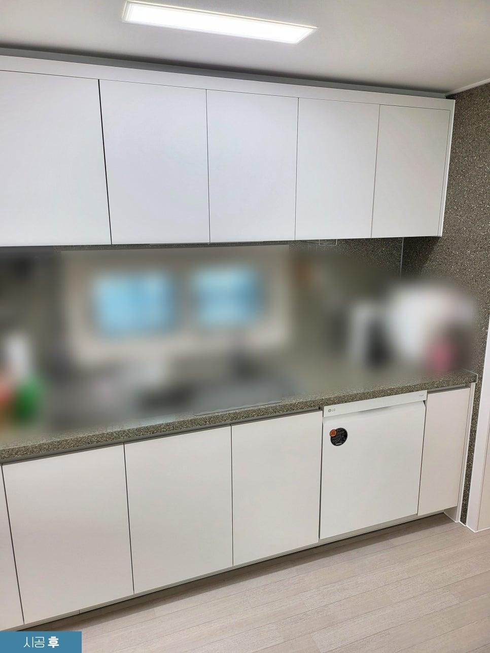 화이트로 변신한 주방 상하부 수납장