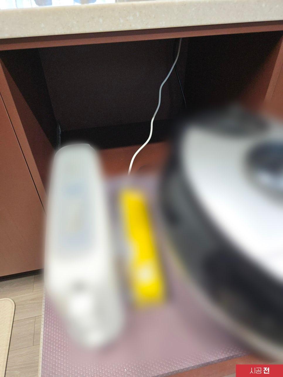 전선이 보이는 수납장 내부의 시공 전 상태