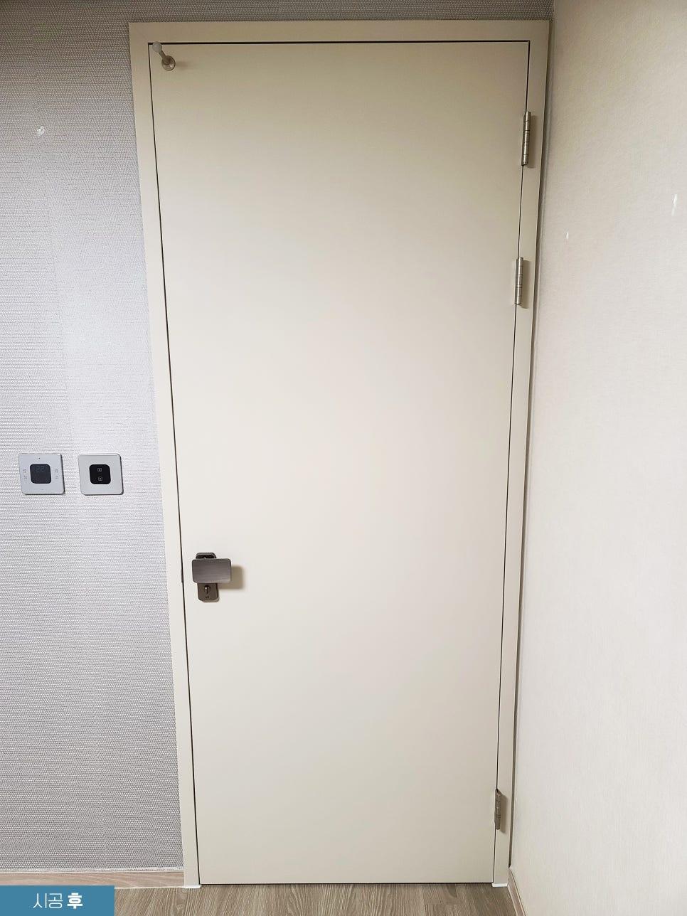 화이트 톤으로 리폼된 여닫이 도어의 힌지 부분