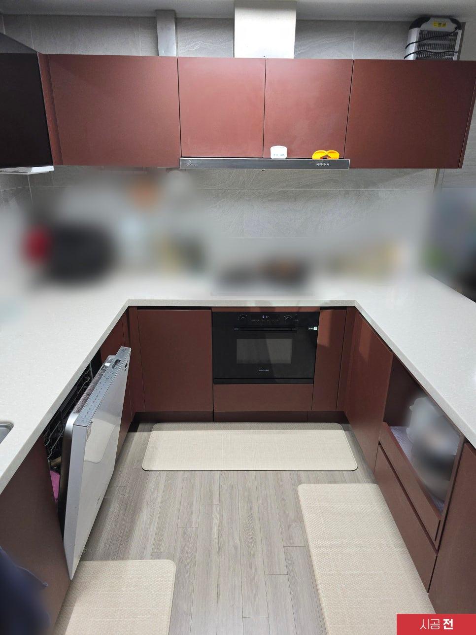 브라운 수납장과 가전이 배치된 시공 전 주방