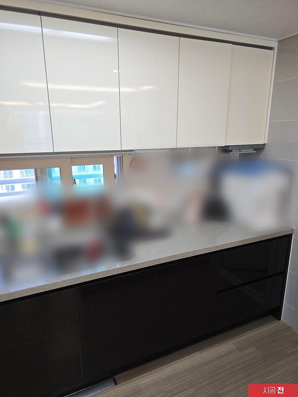창문 옆 수납장의 시공 전 상태