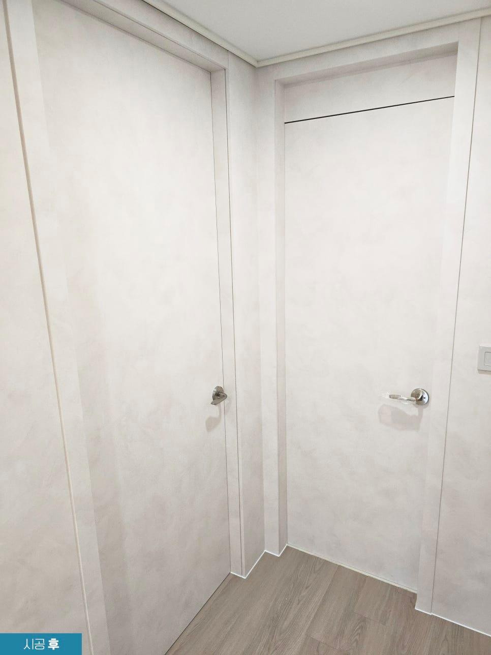색상 변경이 완료된 복도와 도어