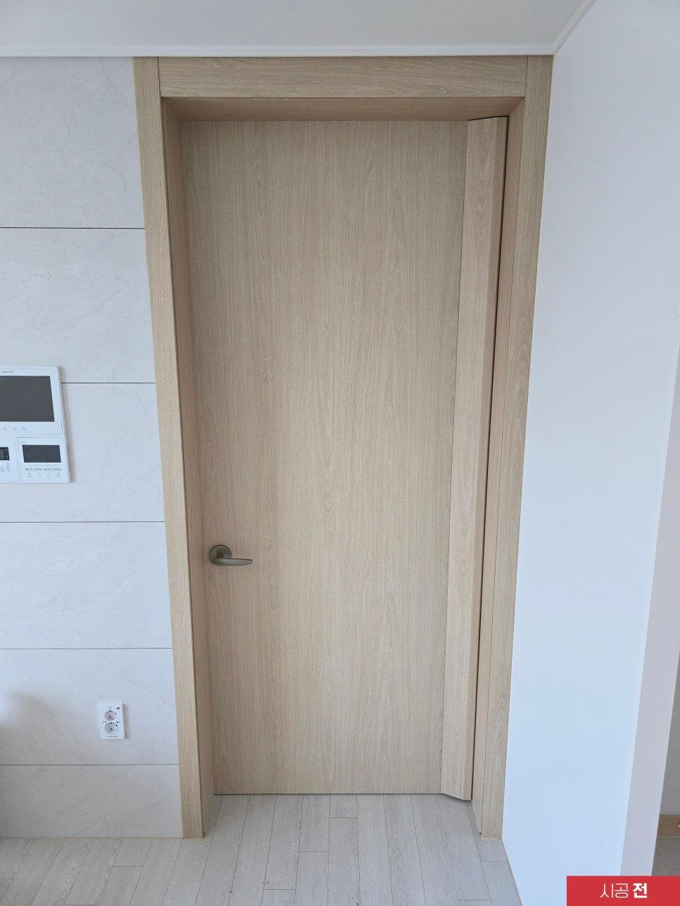 시공 전 우드 색상이 드러난 도어 상부