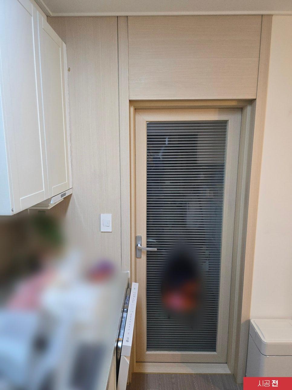 시공 전 도어 프레임과 내부 유리 패널의 모습