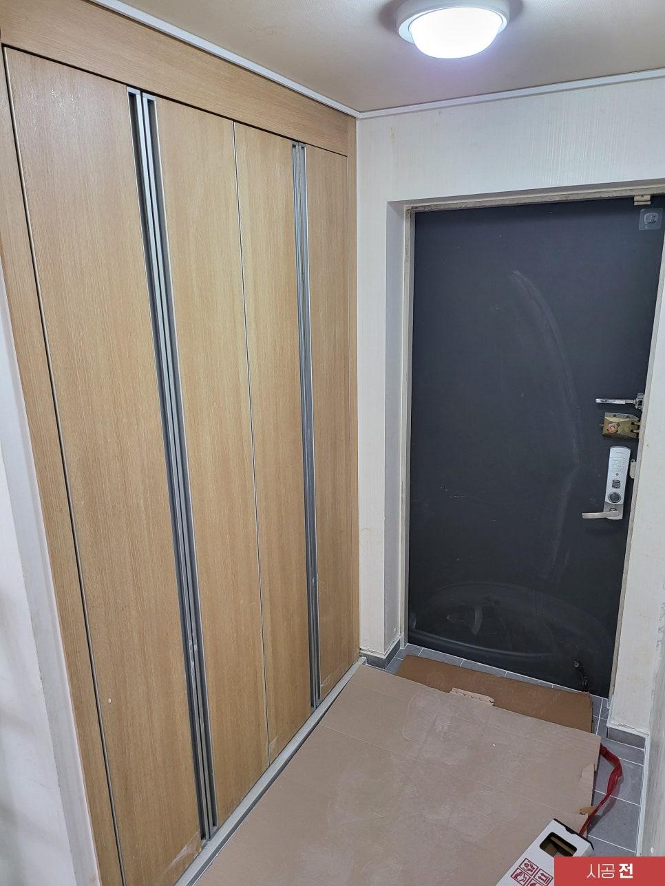시공 전 베이지색 신발장과 검은색 현관문
