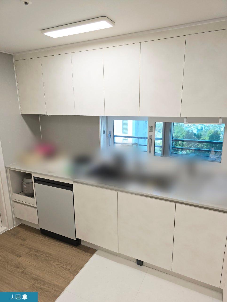 상하부장 전체를 크림톤으로 리폼한 주방 공간
