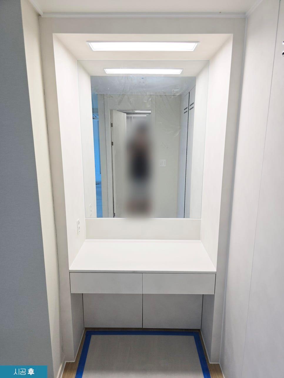 수납장과 거울 작업대가 설치된 복도 공간