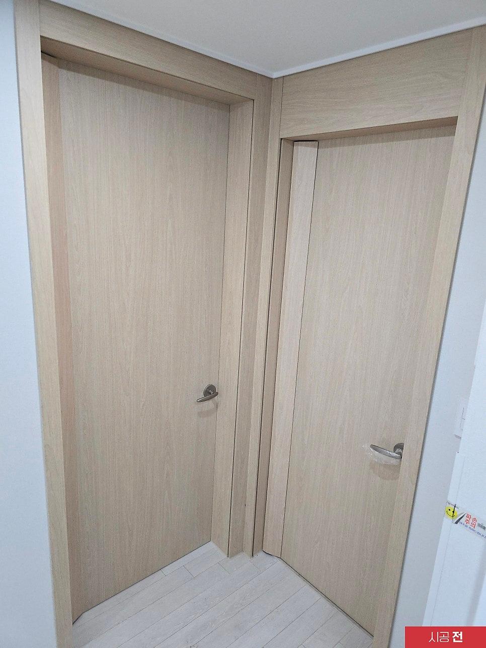 힌지가 노출된 목재 도어 상부의 시공 전 모습