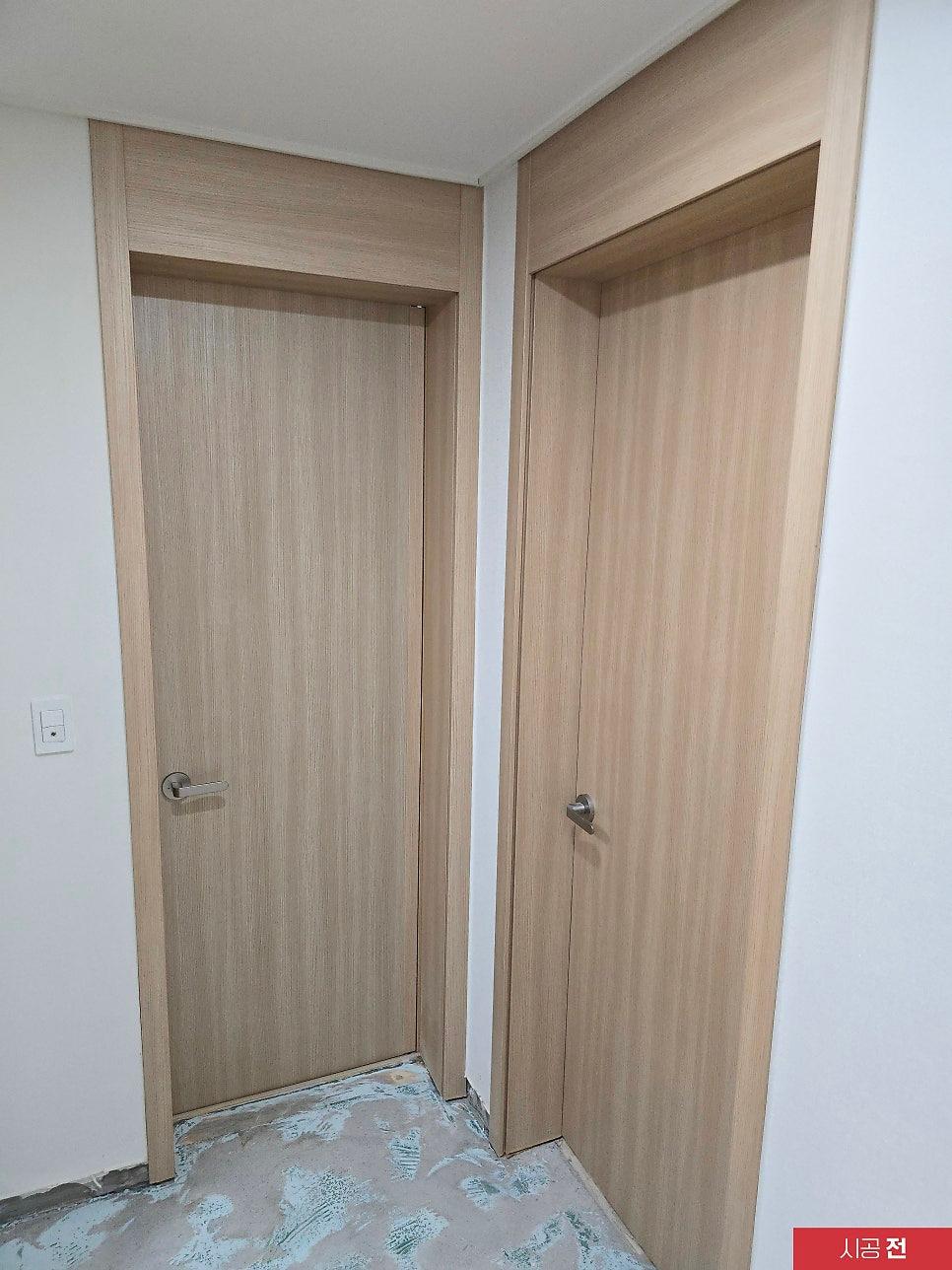 리폼 전의 목재 도어가 배치된 복도