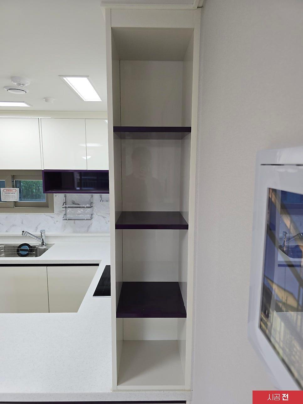 시공 전, 눈에 띄는 보라색 포인트 선반