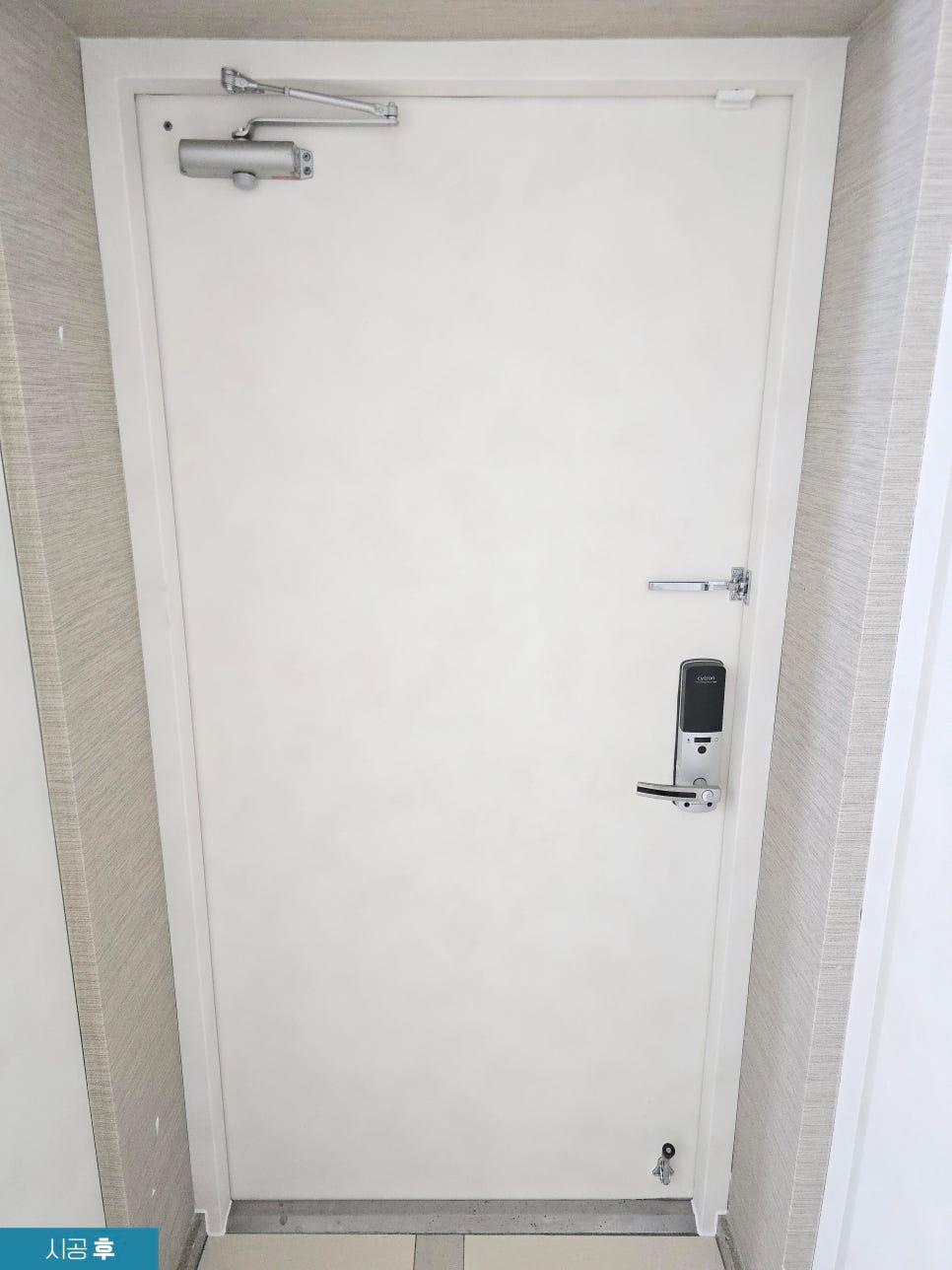 스마트락이 설치된 화사한 색감의 현관문