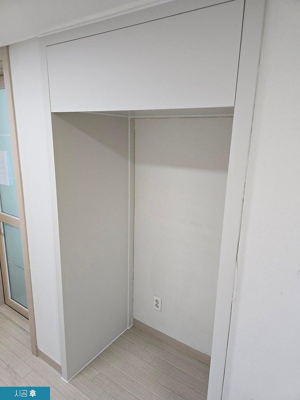 목재 바닥재와 흰색 벽면이 돋보이는 드레스룸