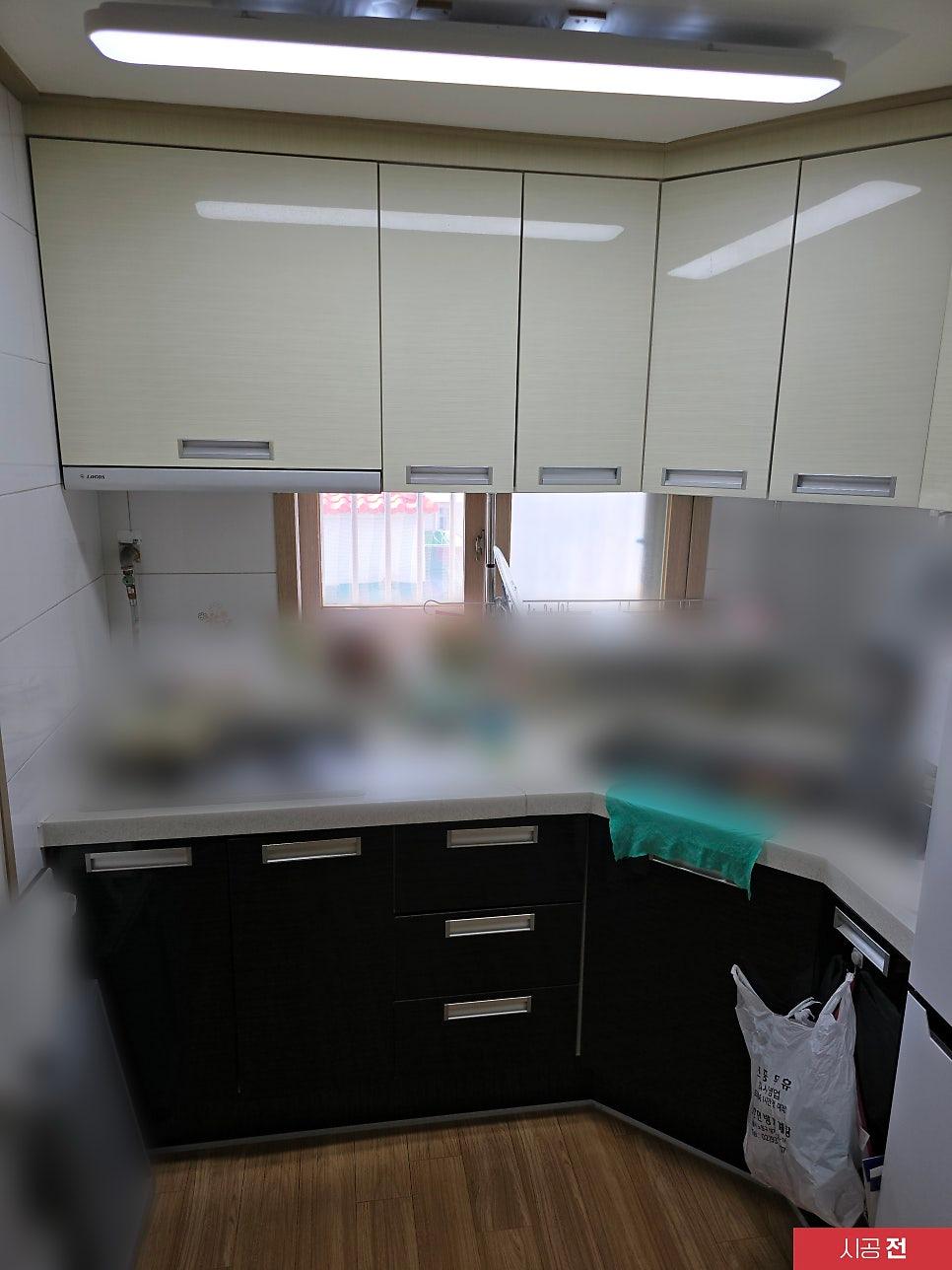 베이지와 블랙으로 대비되는 주방 수납장