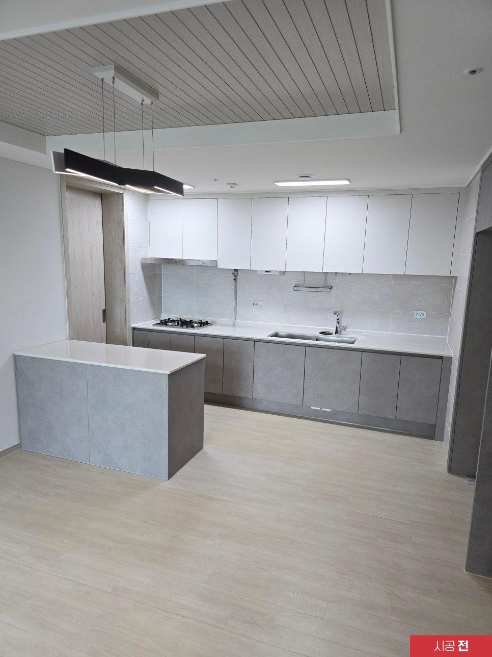 화이트 톤으로 변신한 주방 전체 전경