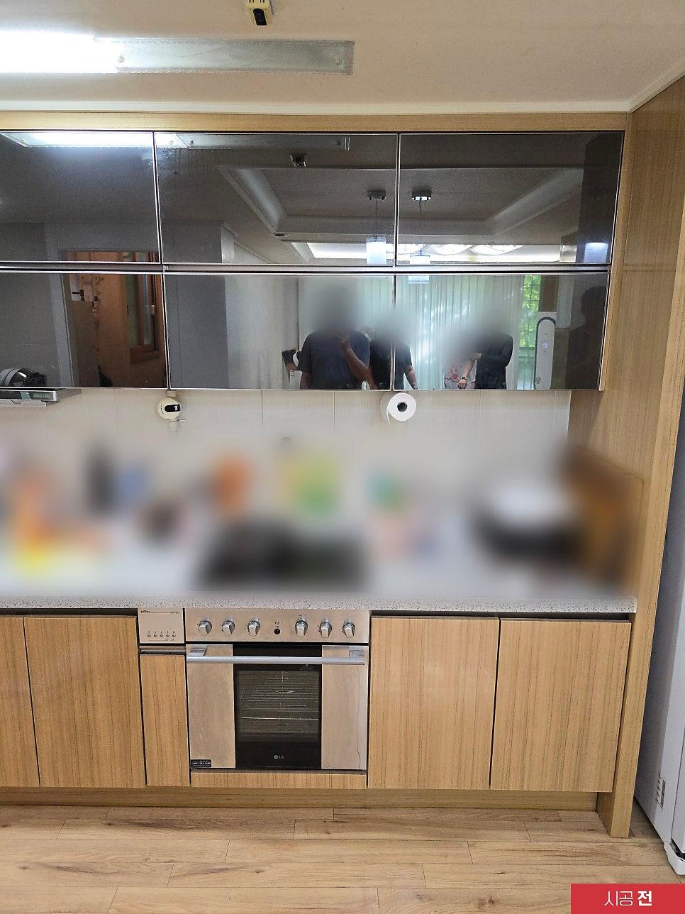 시트지가 들떠 있는 시공 전 수납장의 상태