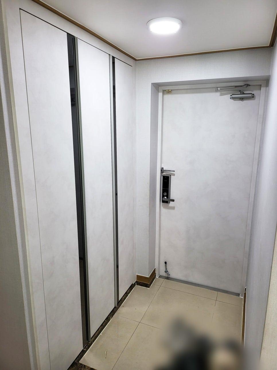신발장과 도어까지 발렌블랑으로 마감된 현관 공간