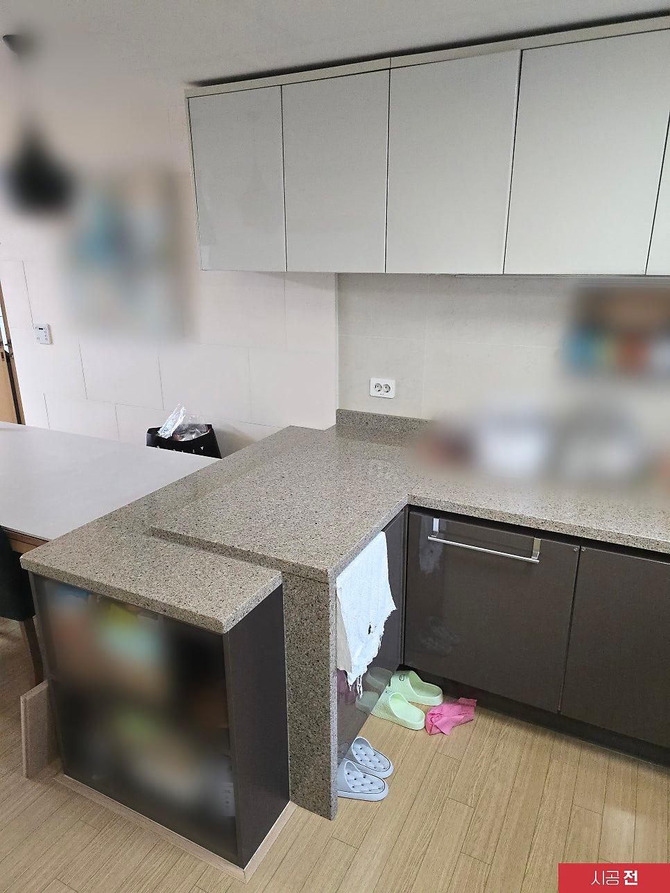 회색 상판과 어두운 수납장이 보였던 시공 전 모습