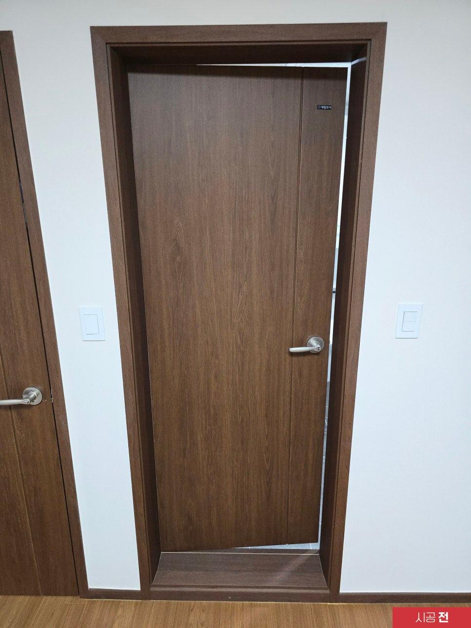 도어와 벽면의 필름 작업이 진행 중인 과정