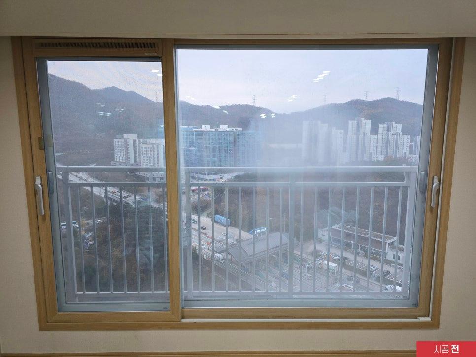 필름 작업 전의 창문 샷시 프레임