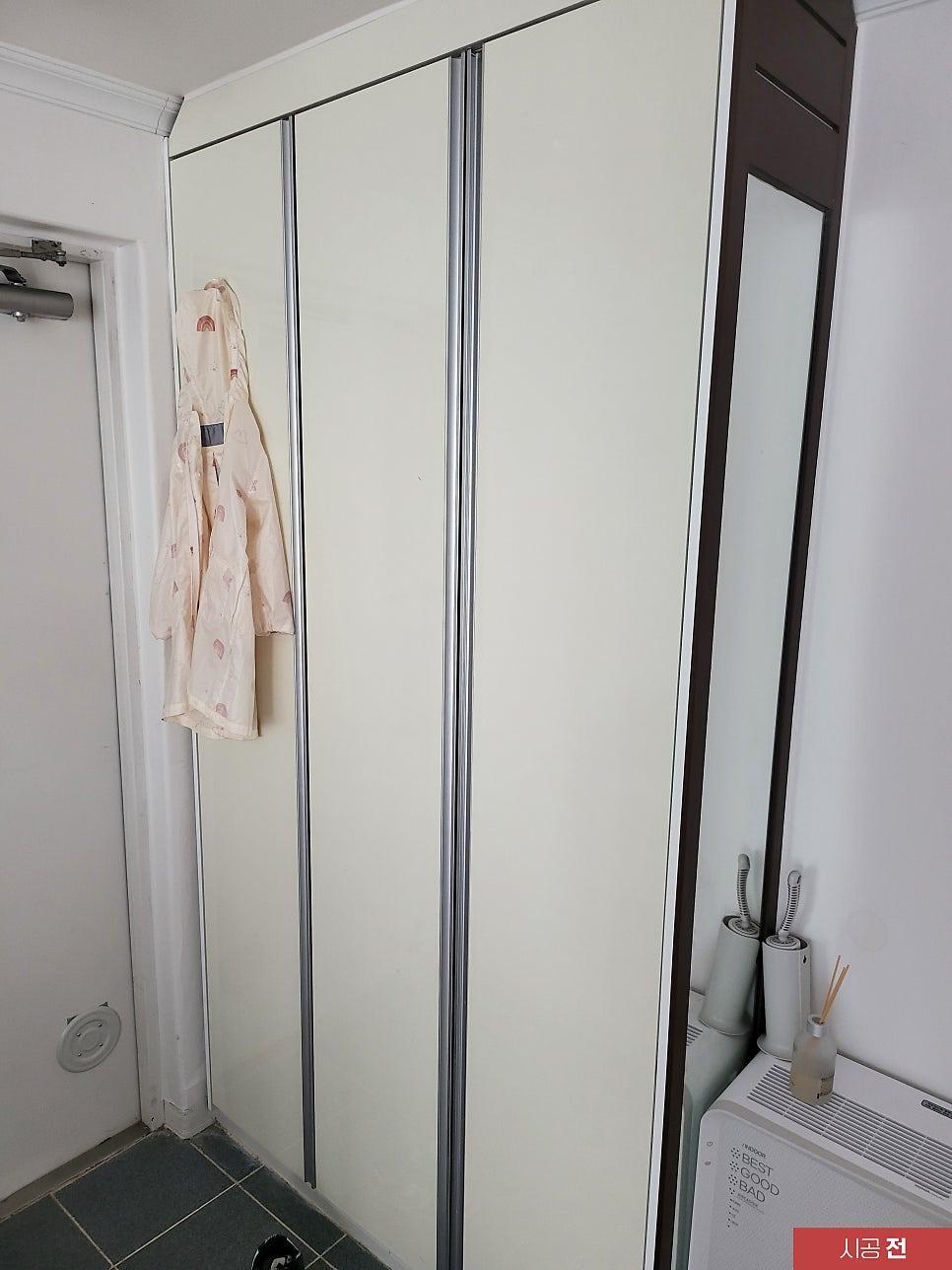 시공 전 흰색 수납장과 거울이 있는 현관