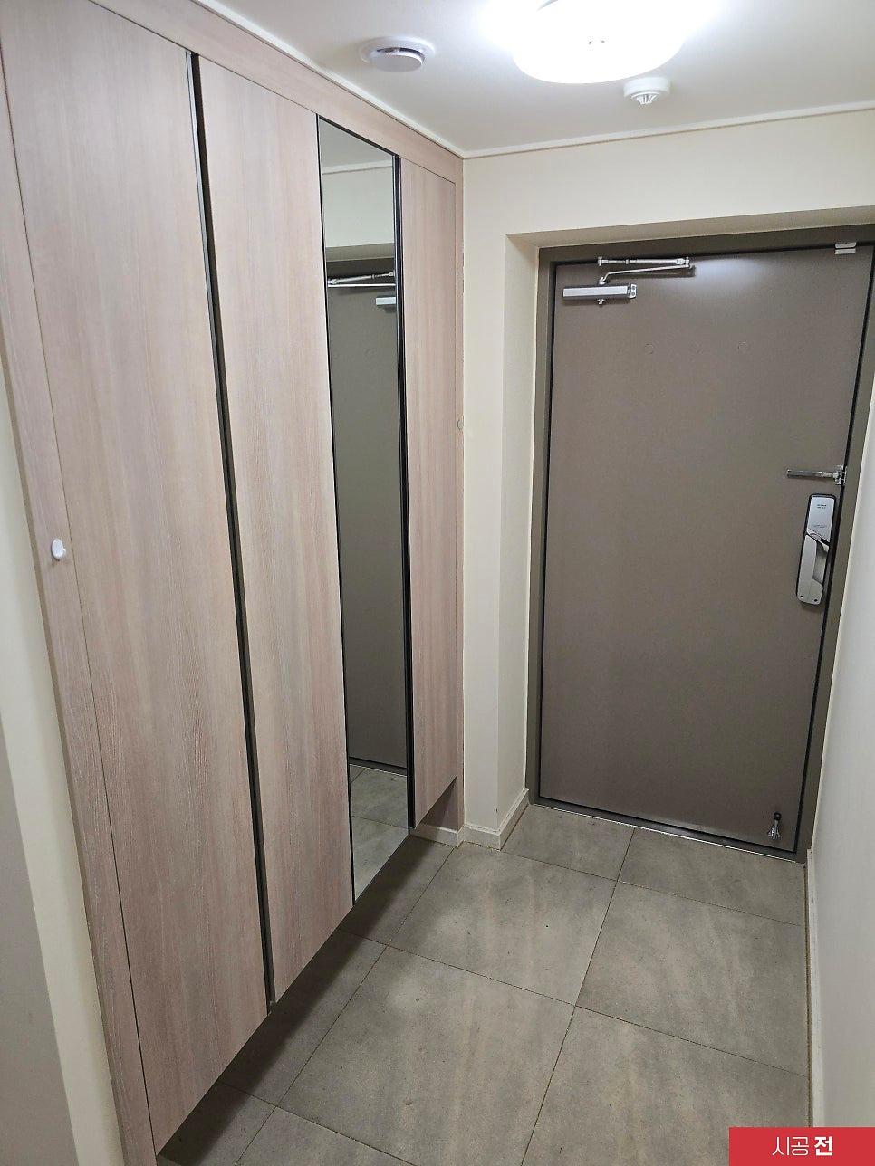 리폼 전 수납장과 타일 바닥의 접점