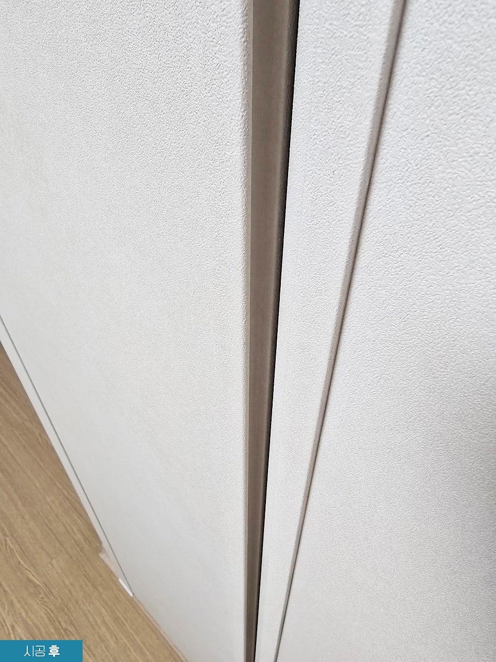 금속 홈 디테일이 살아있는 화이트 도어 마감