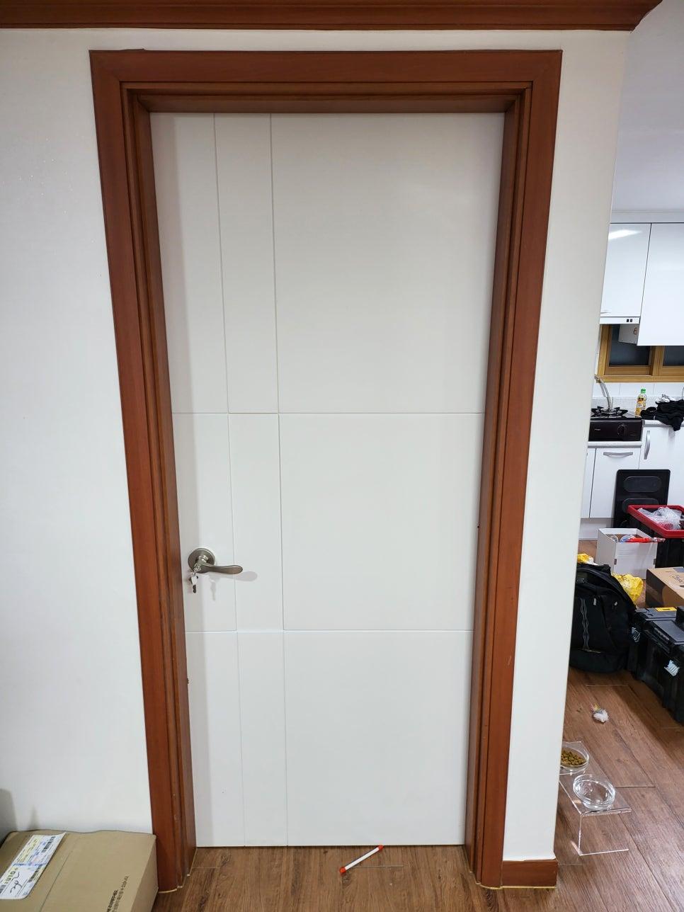 힌지가 보이는 여닫이 도어의 프레임 마감