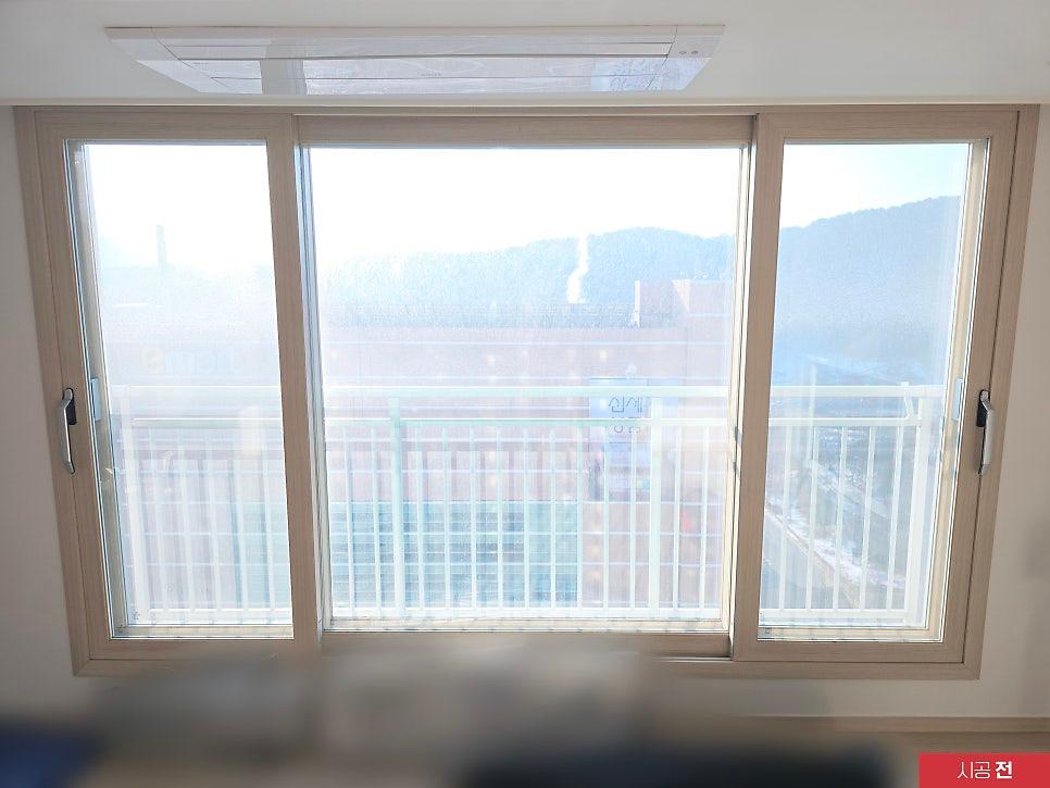 창문 샷시 프레임에 필름을 입히는 작업 단계